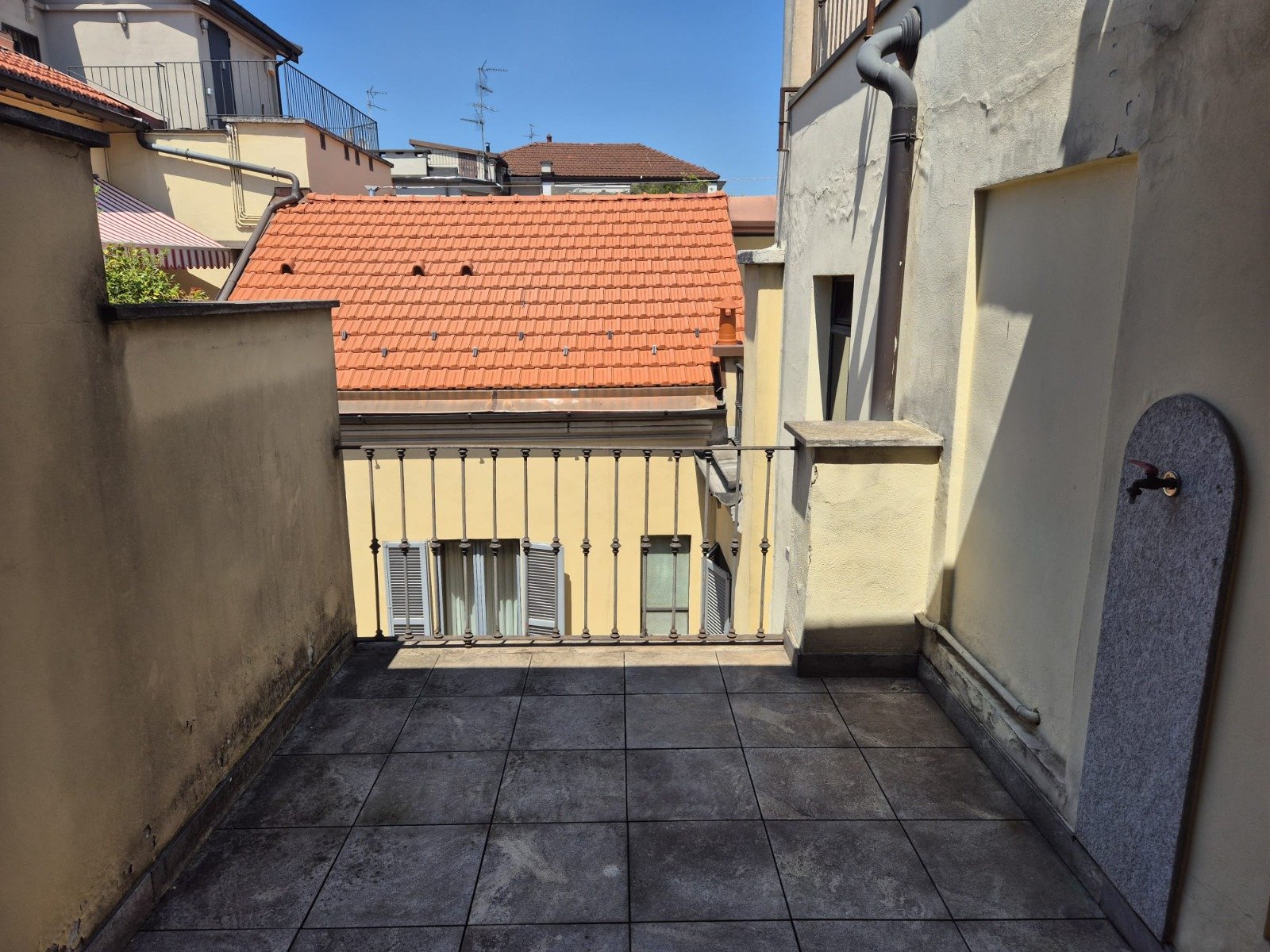 Attico con terrazzo in via Giacomo Leopardi, Milano