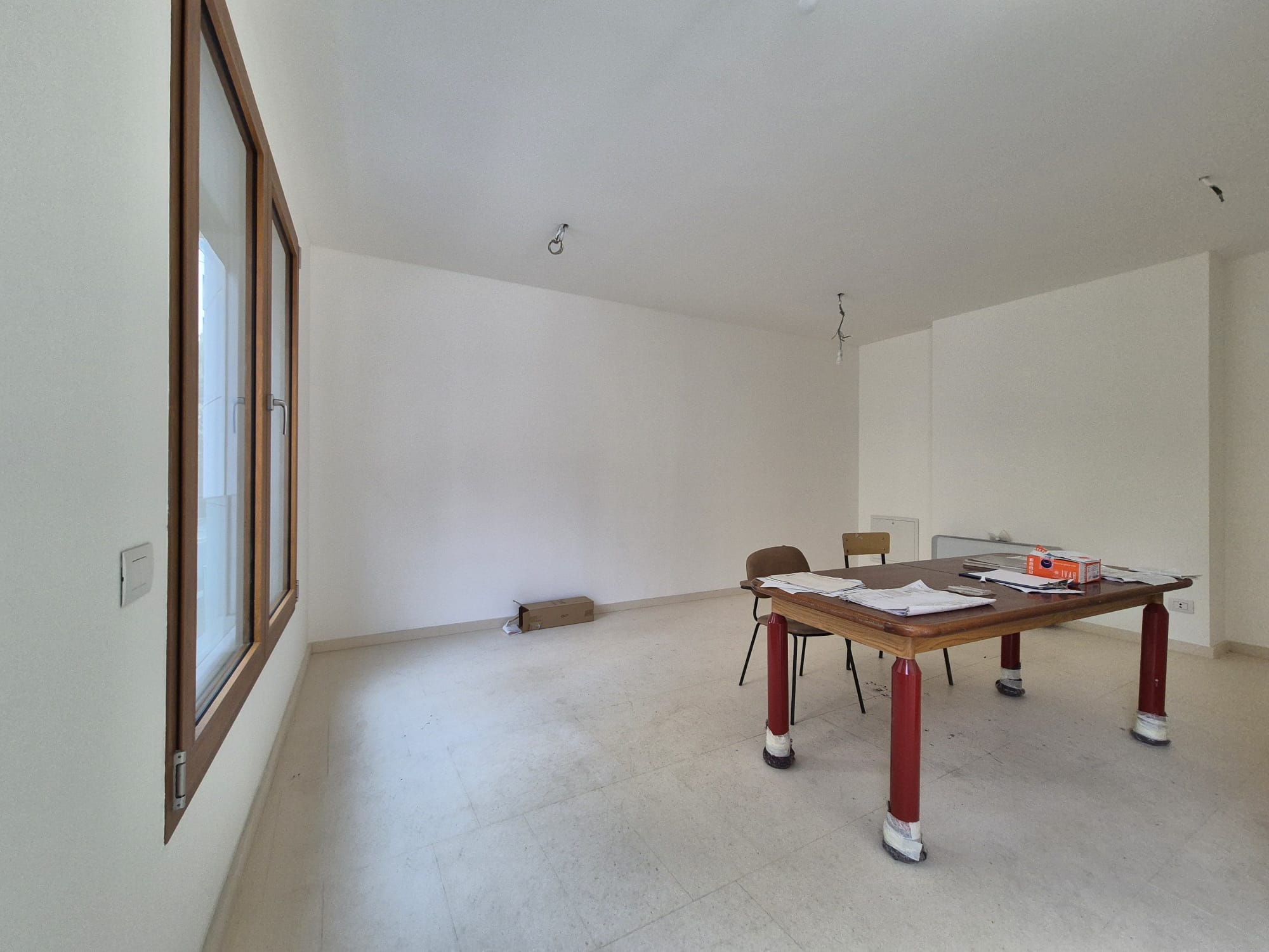 Elegante spazio commerciale con quattro vetrine