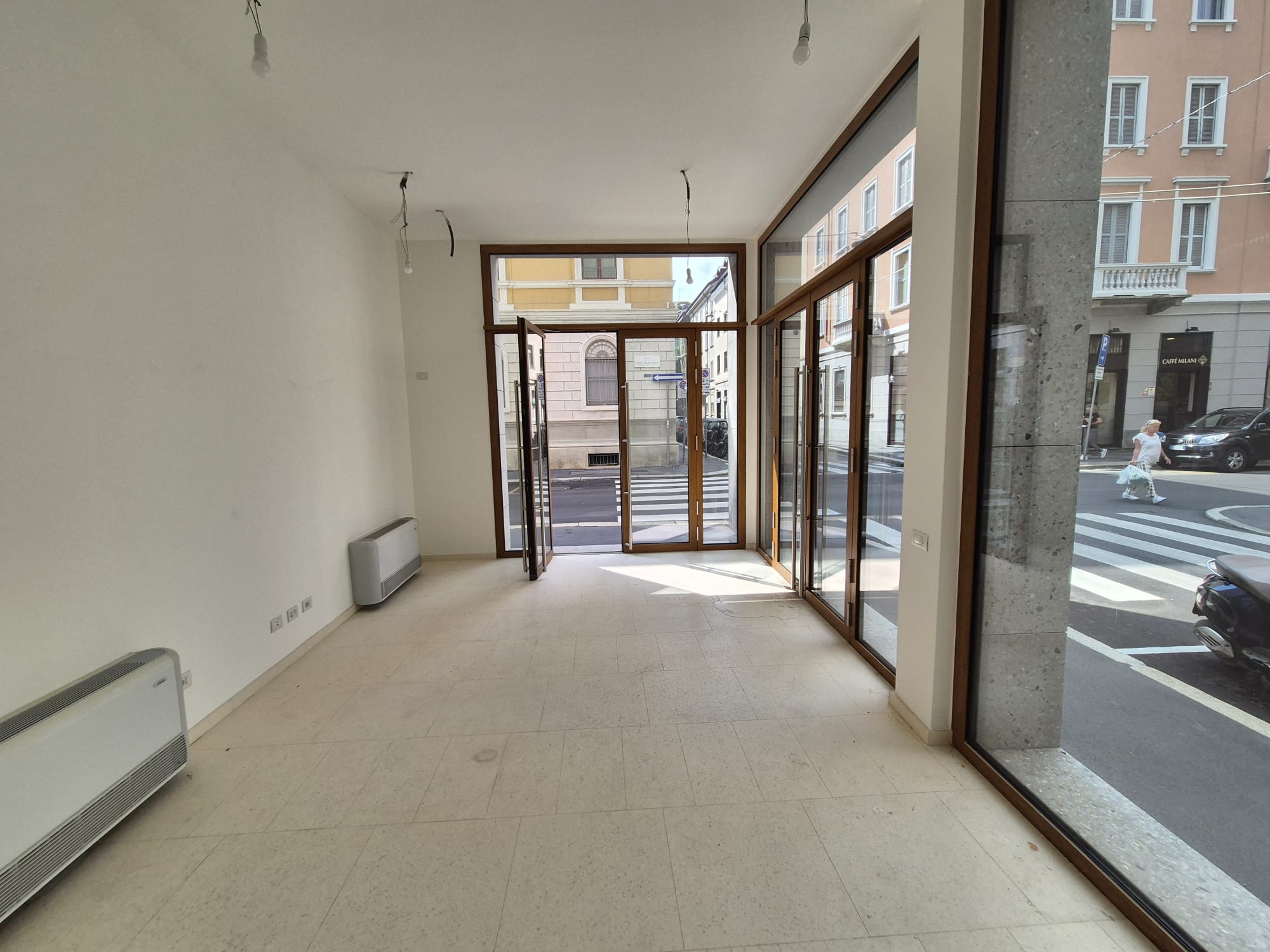Elegante spazio commerciale con quattro vetrine