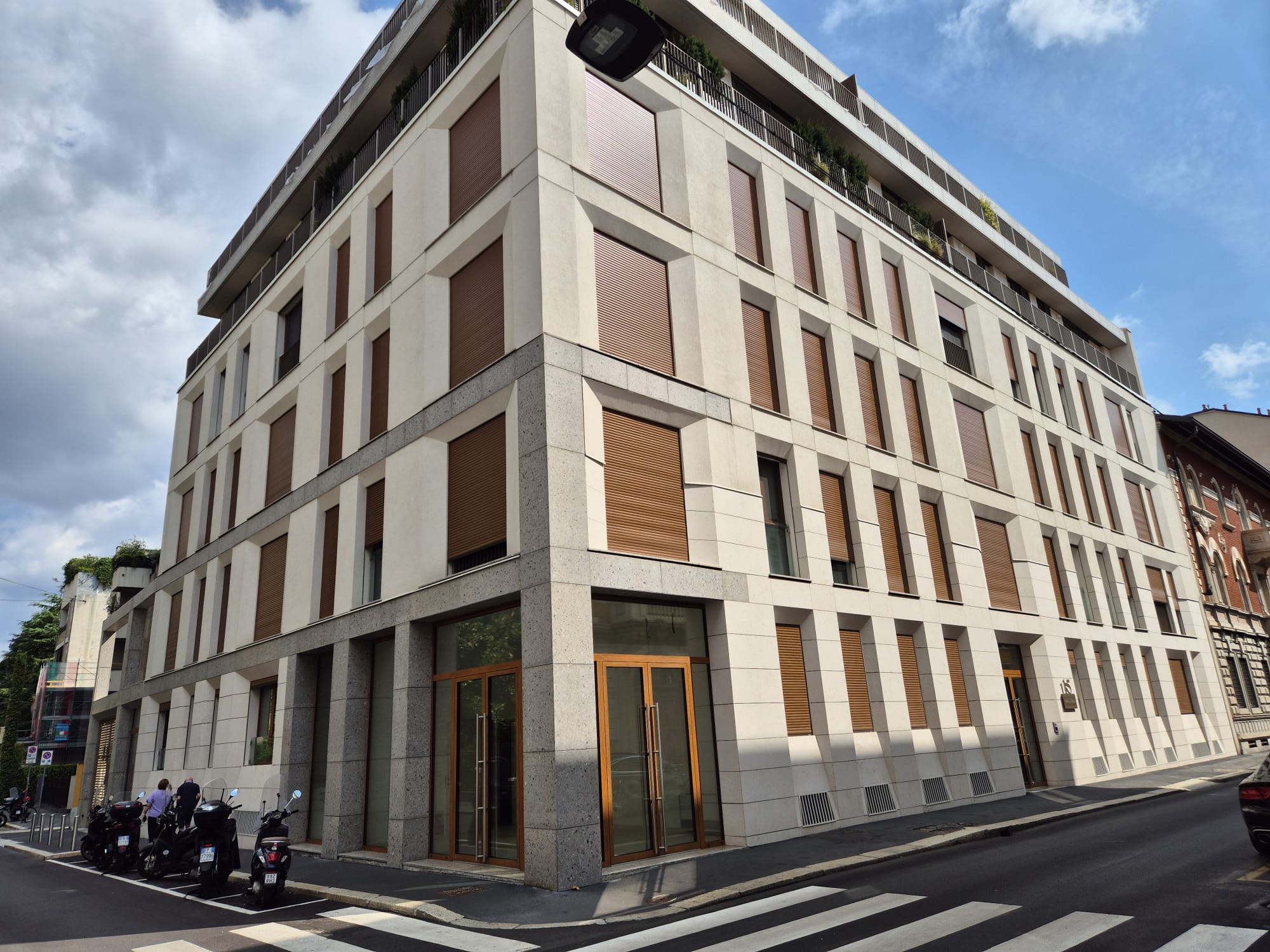 Elegante spazio commerciale con quattro vetrine