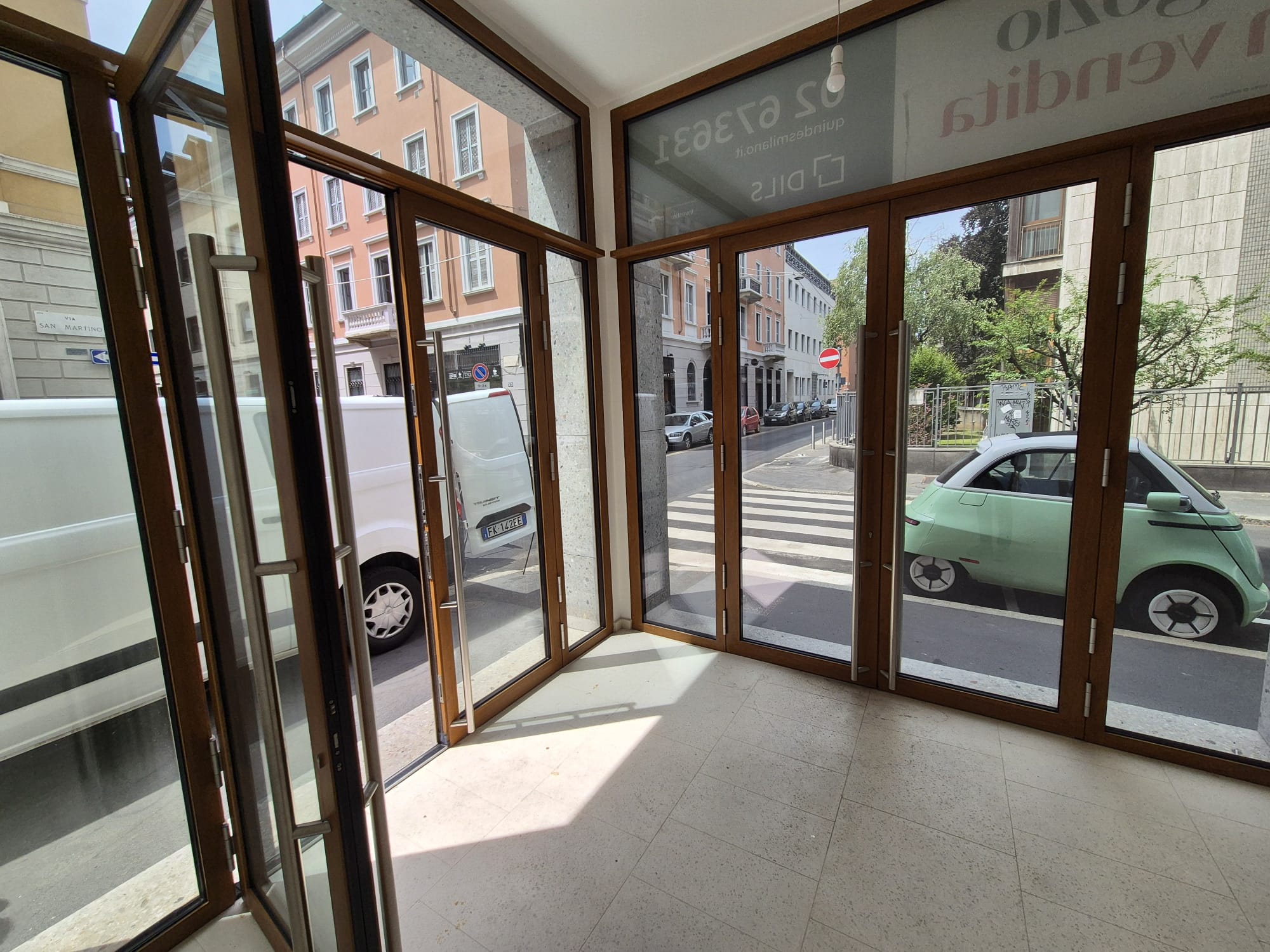 Elegante spazio commerciale con quattro vetrine