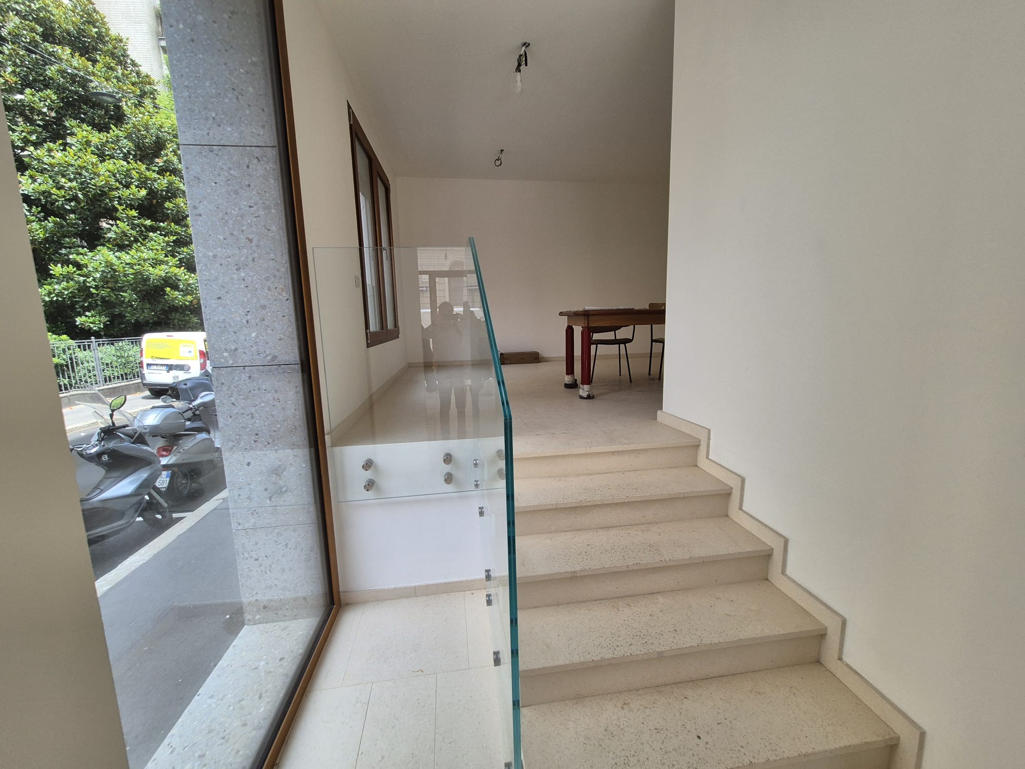 Elegante spazio commerciale con quattro vetrine