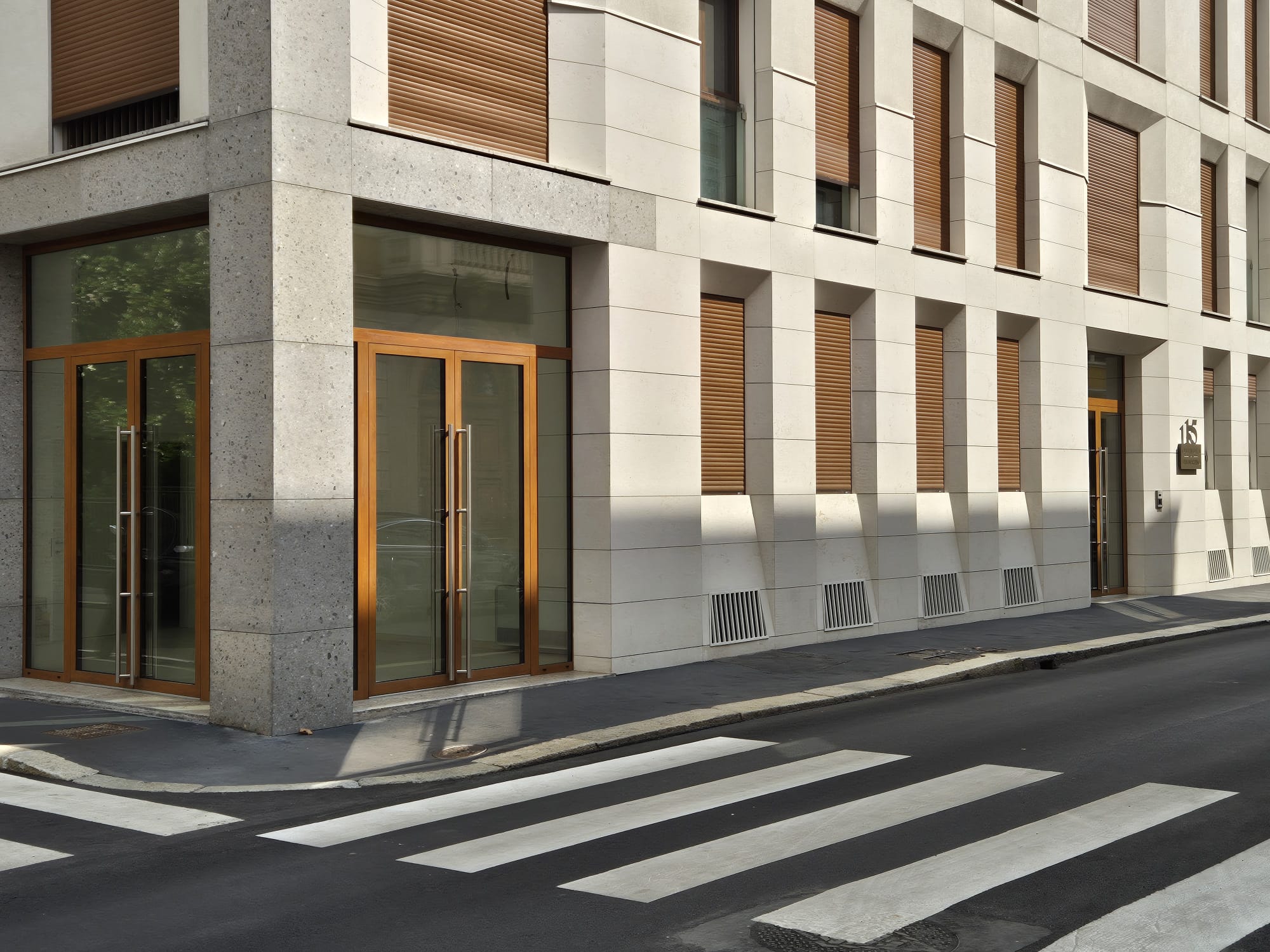 Elegante spazio commerciale con quattro vetrine